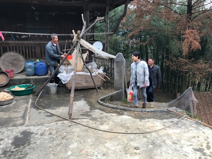 桃源县妇联主要负责人慰问帮联户.jpg