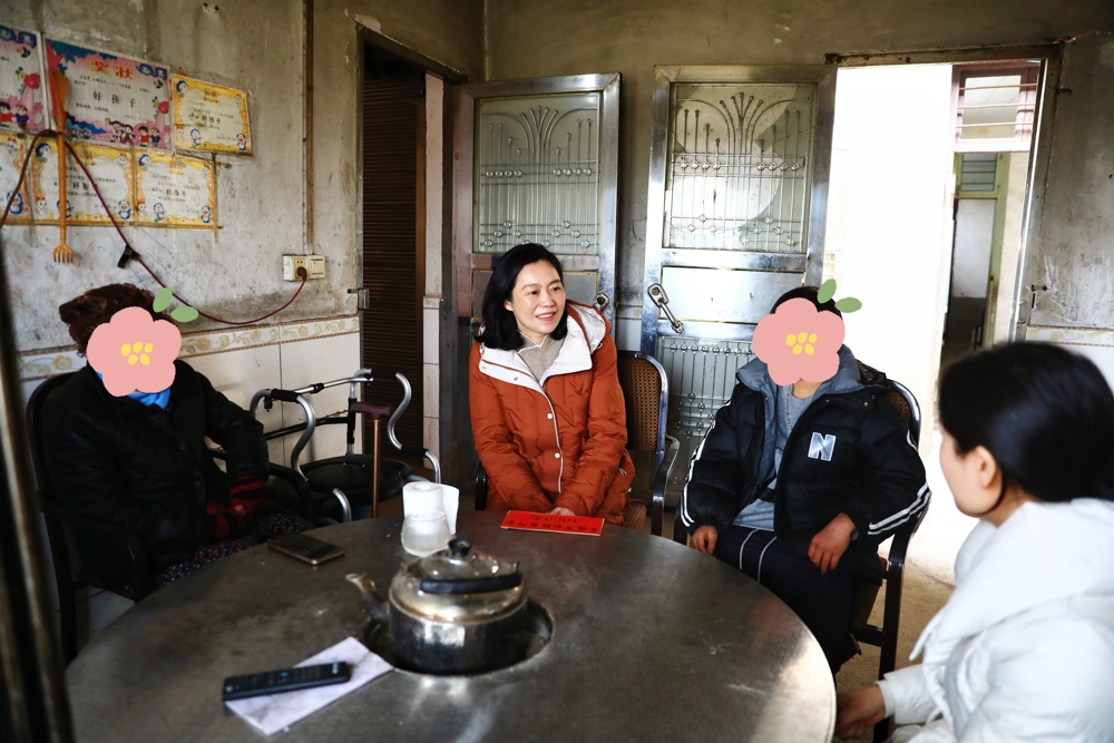 市妇联开展“出手吧姐姐”春节慰问及“爱心妈妈”结对关爱活动